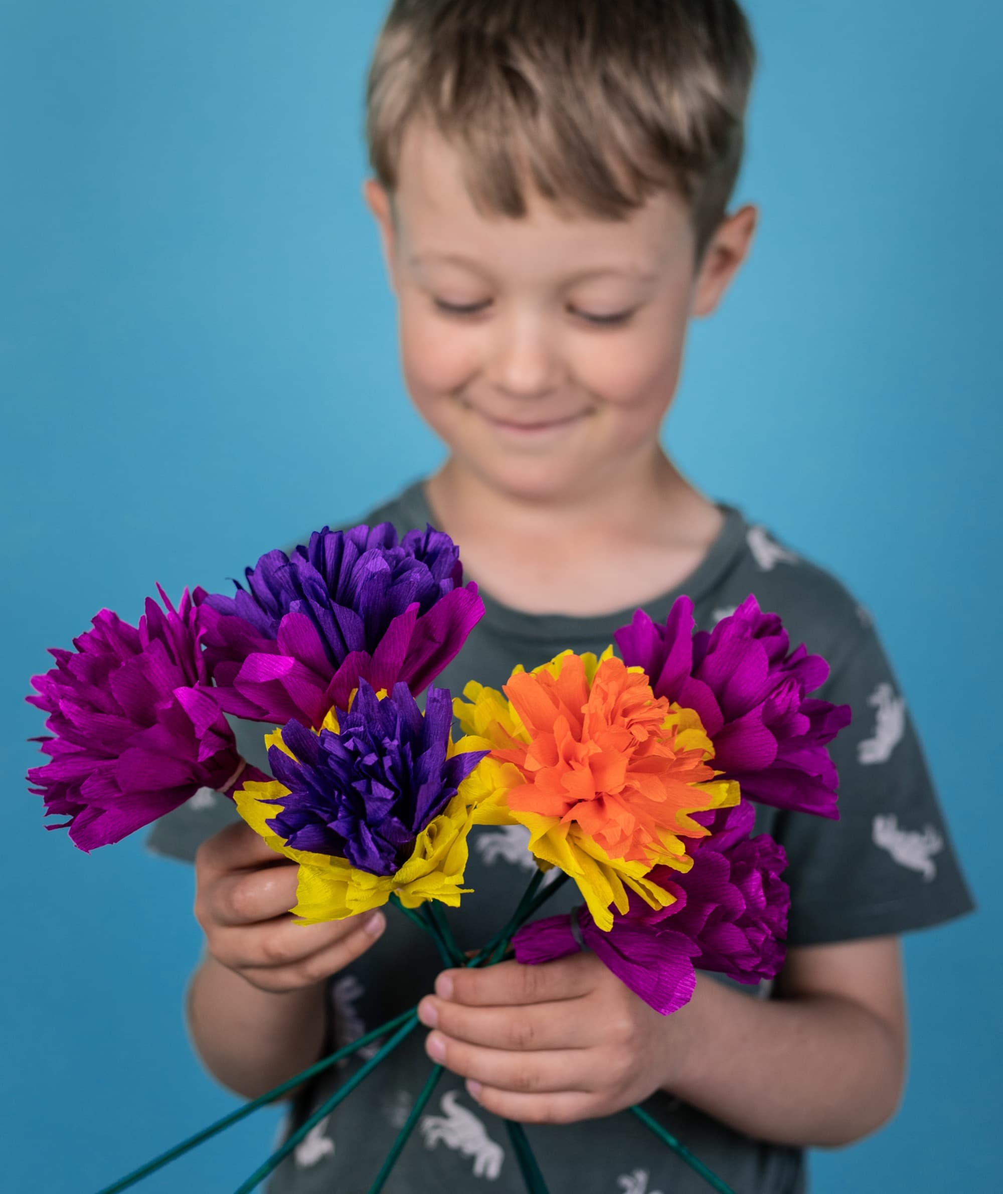 Anleitung: Bunte Blumen aus Krepppapier basteln